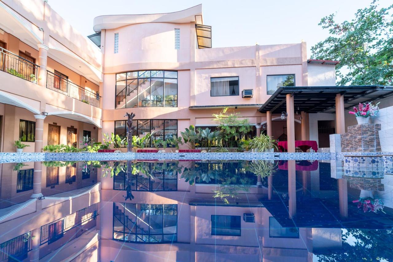 Dinahs Tourist Inn43